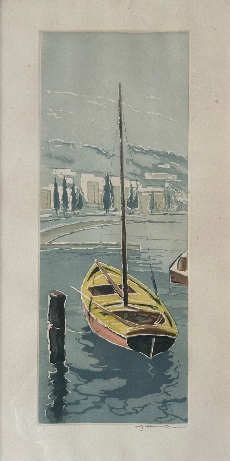 Radierung von Fritz Neumann, die eine vor der Küste vor Anker liegende Yacht zeigt